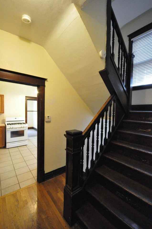 2074 Summit St - Photo 5 of 17