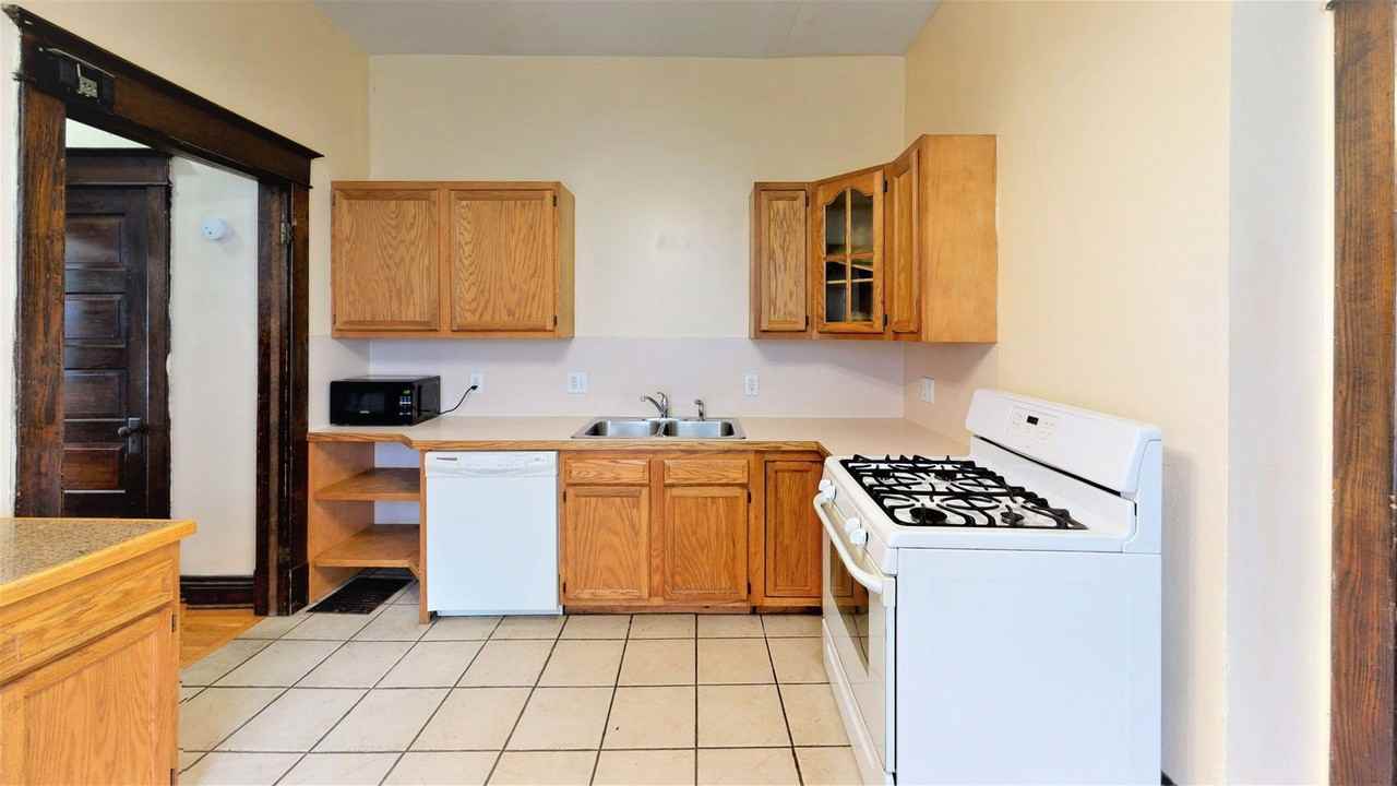 2074 Summit St - Photo 6 of 17