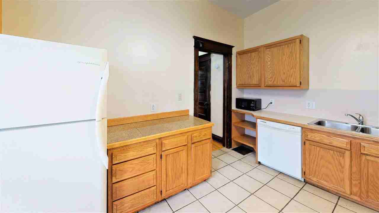 2074 Summit St - Photo 7 of 17