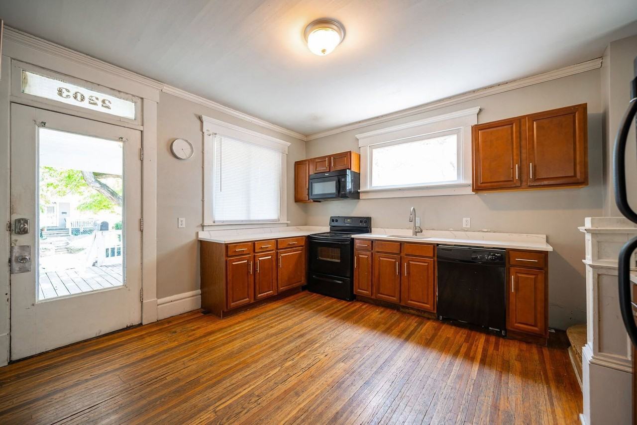 2203 Indiana Ave - Photo 3 of 21