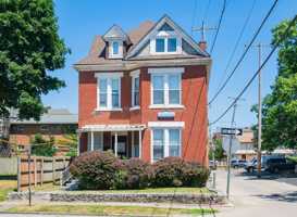 featured image of 252 W 8th Ave