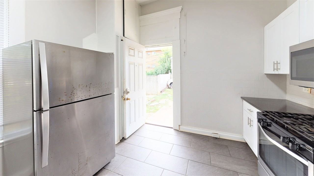 252 W 8th Ave - Photo 6 of 12