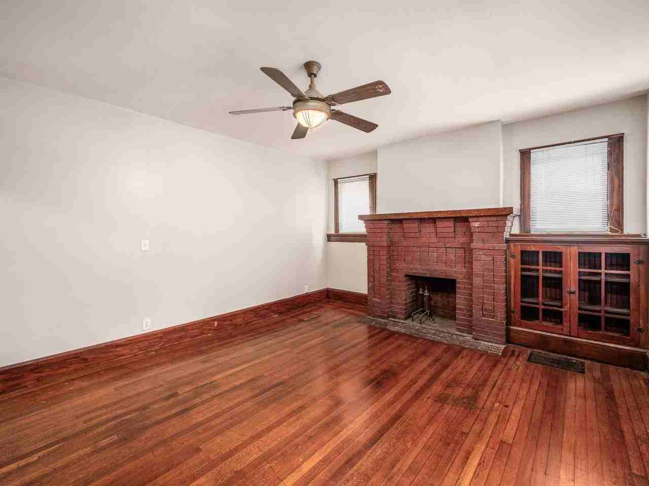 1956 Summit St - Photo 6 of 33