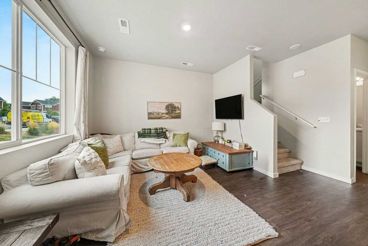 305 Oriole Way - Photo 4 of 13