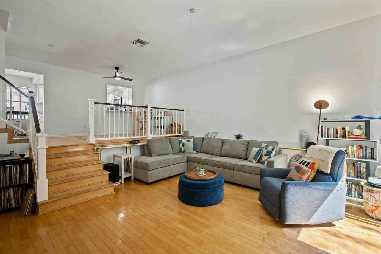 1916 Mathews Avenue, Unit F - Photo 2 of 36