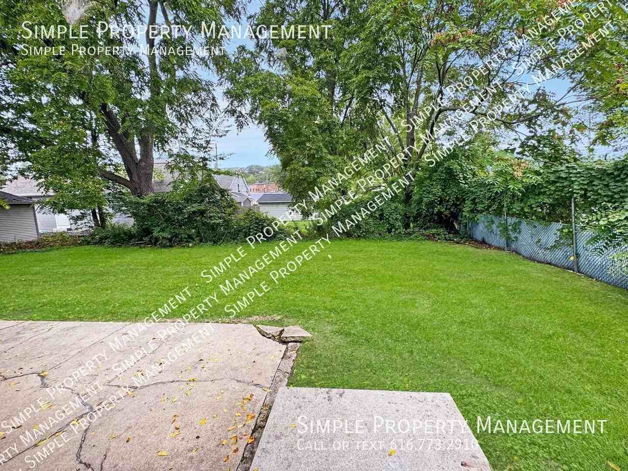 1548 Coit Ave Ne - Photo 6 of 12