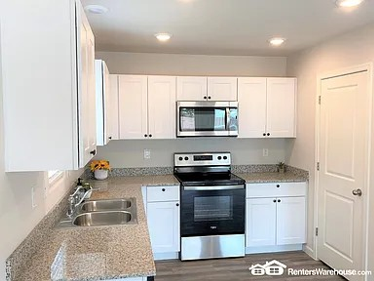 257 W Douglas Ave - Photo 4 of 6