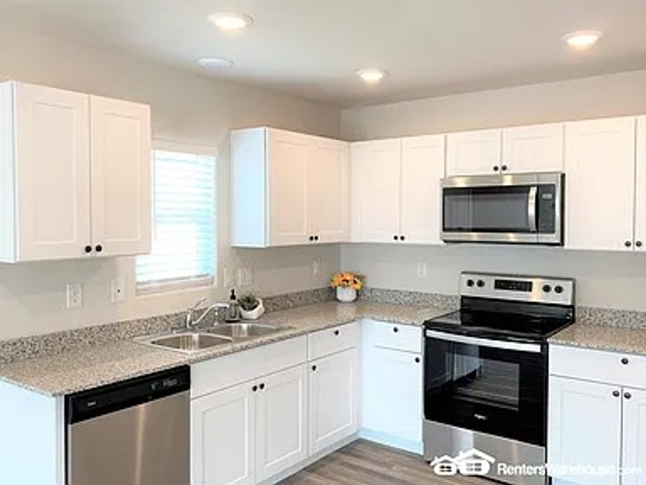 257 W Douglas Ave - Photo 5 of 6