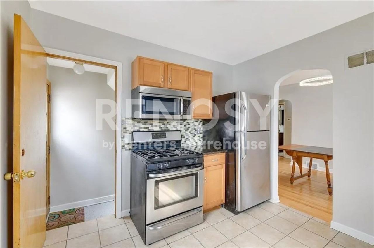 3338 Knox Ave N - Photo 3 of 16