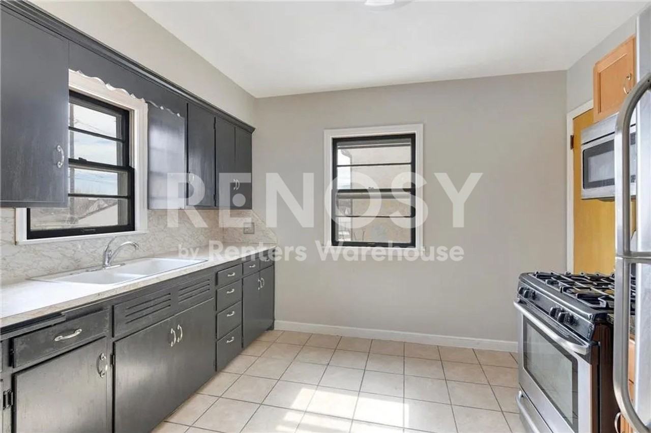 3338 Knox Ave N - Photo 4 of 16