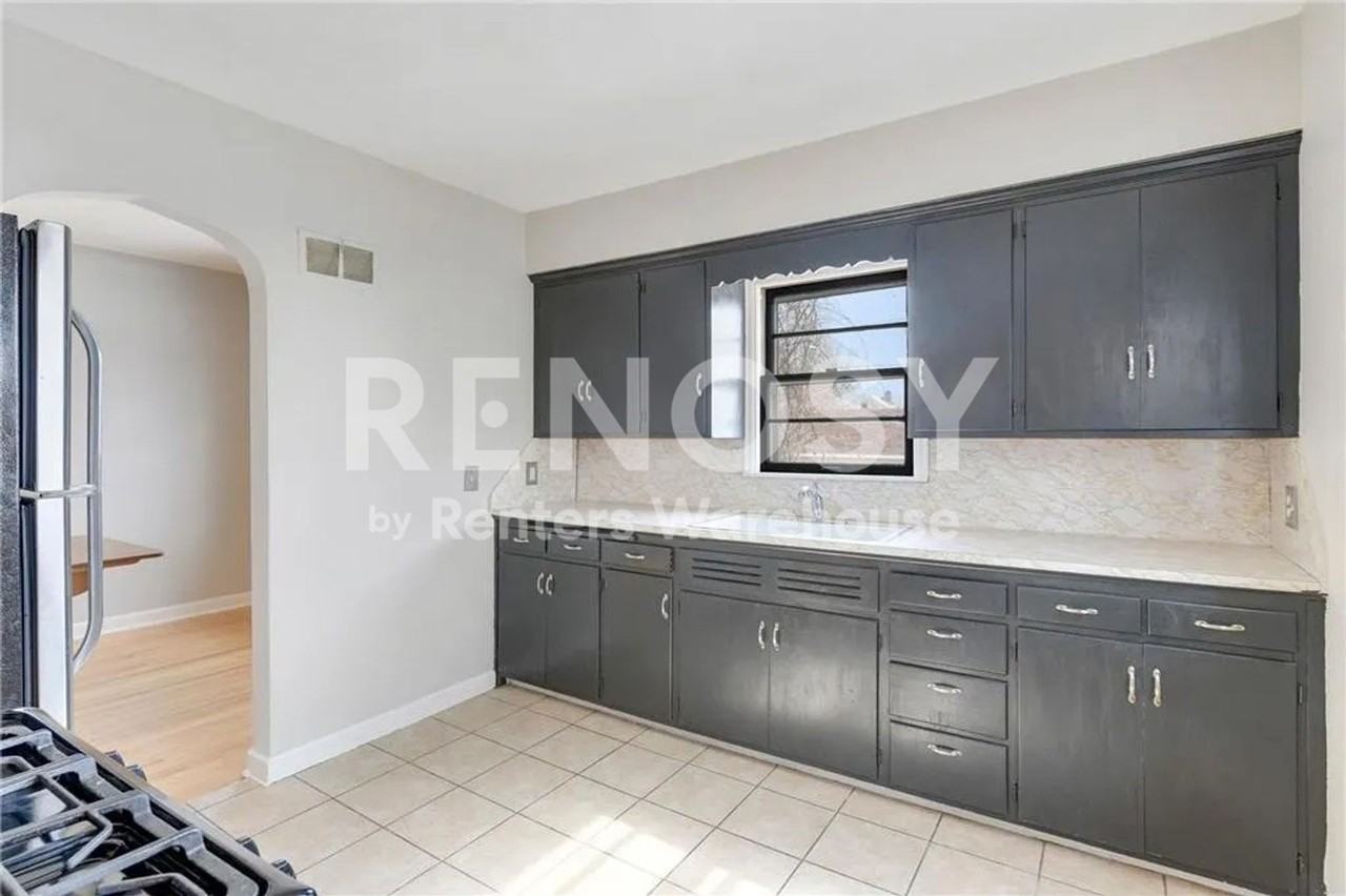 3338 Knox Ave N - Photo 5 of 16