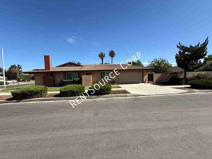 39642 Country Club Dr - Photo 3 of 32