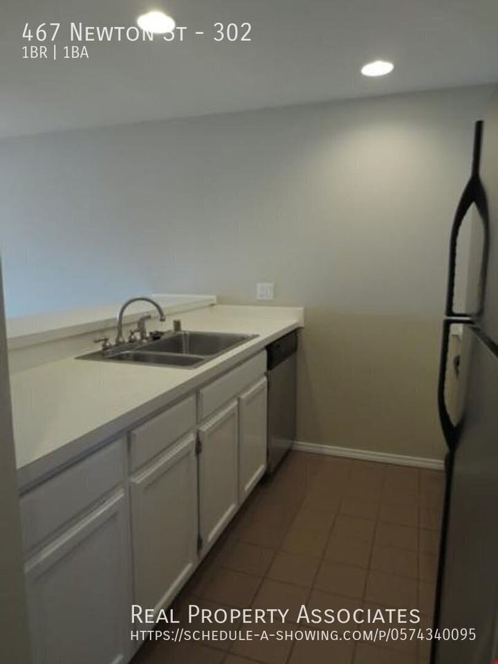 467 Newton St #302 - Photo 5 of 22