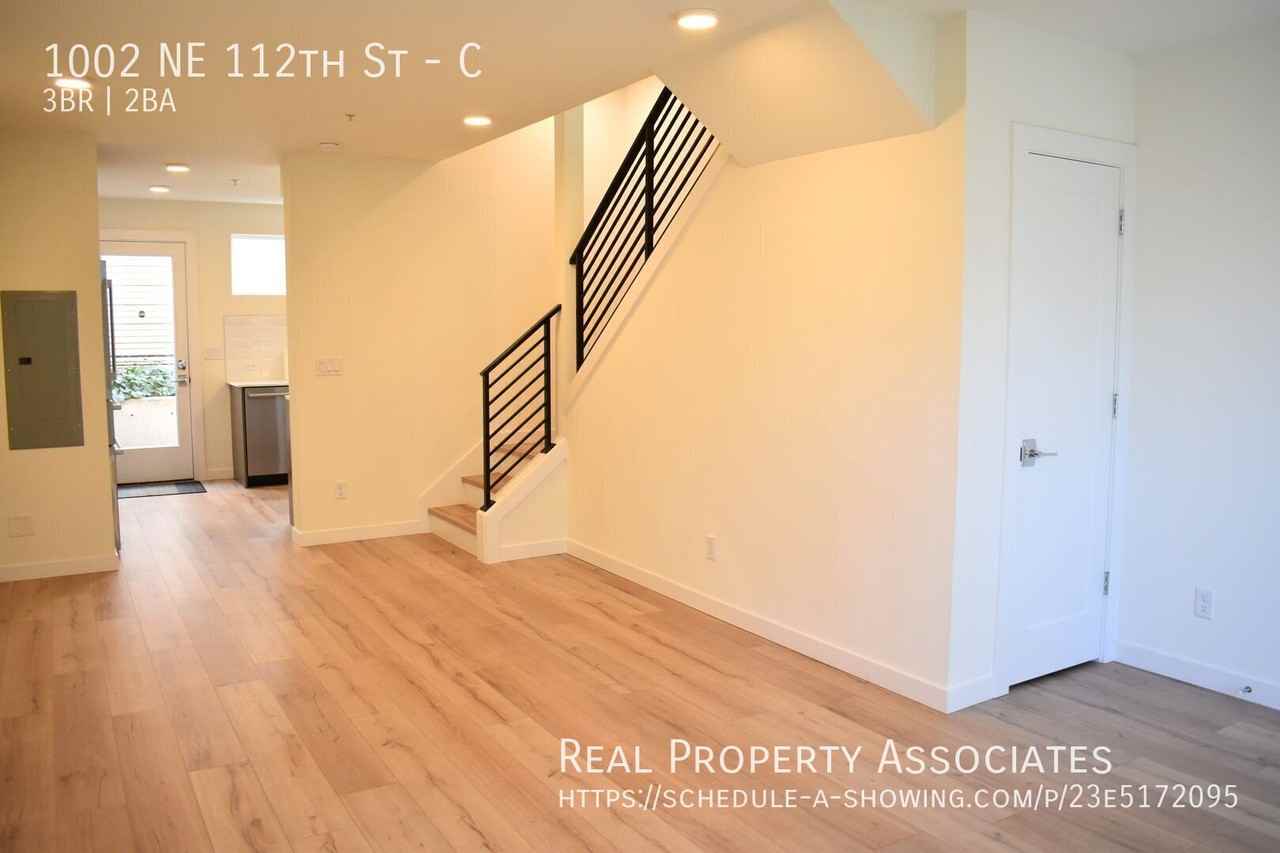 1002 Ne 112th St #C - Photo 3 of 22