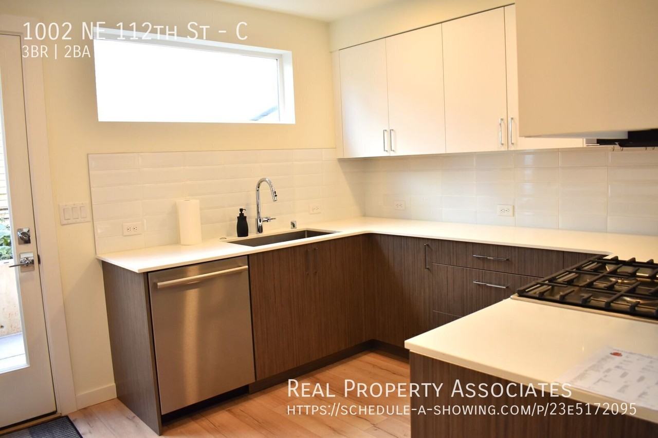 1002 Ne 112th St #C - Photo 5 of 22