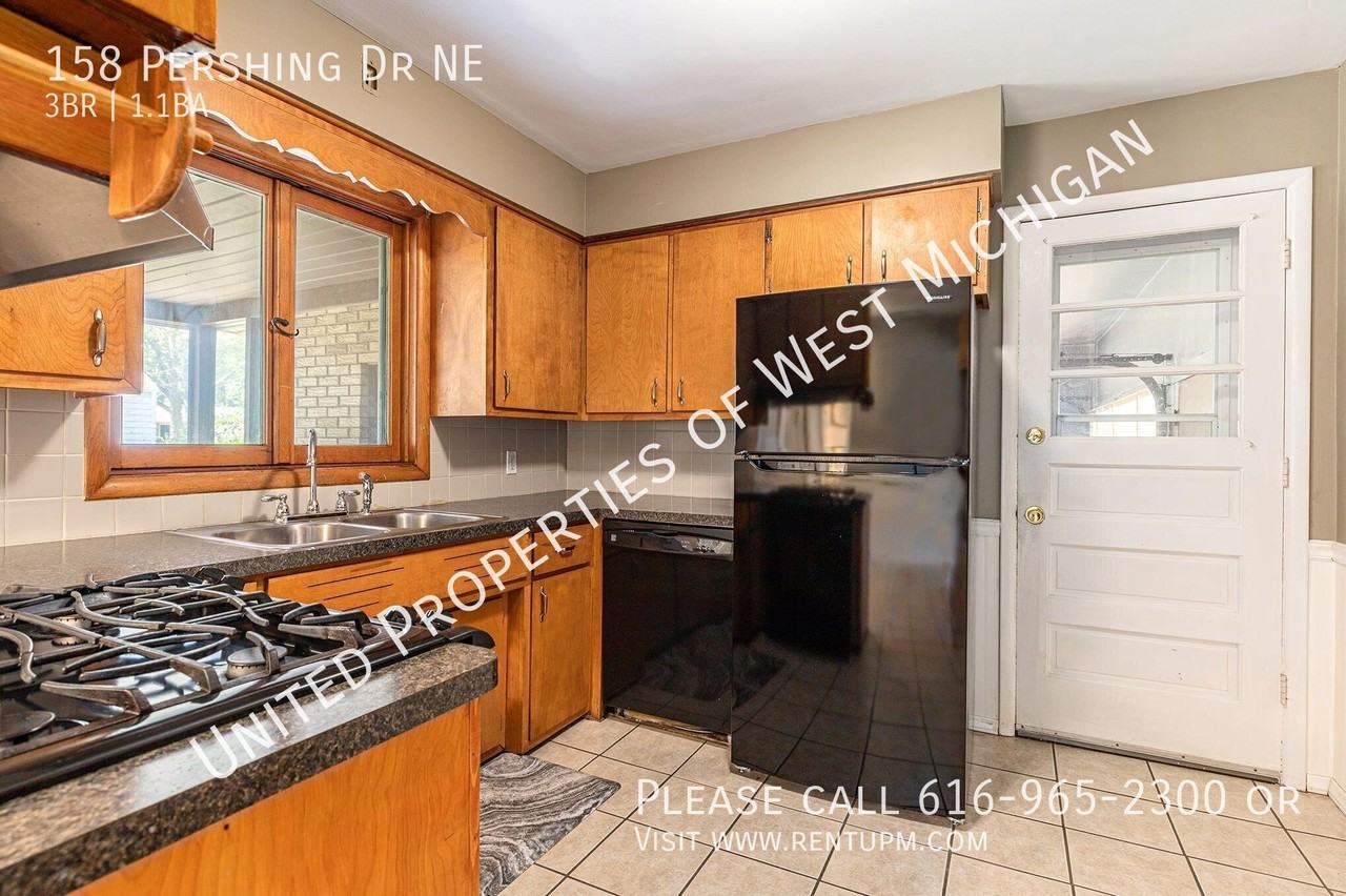 158 Pershing Dr Ne - Photo 2 of 19