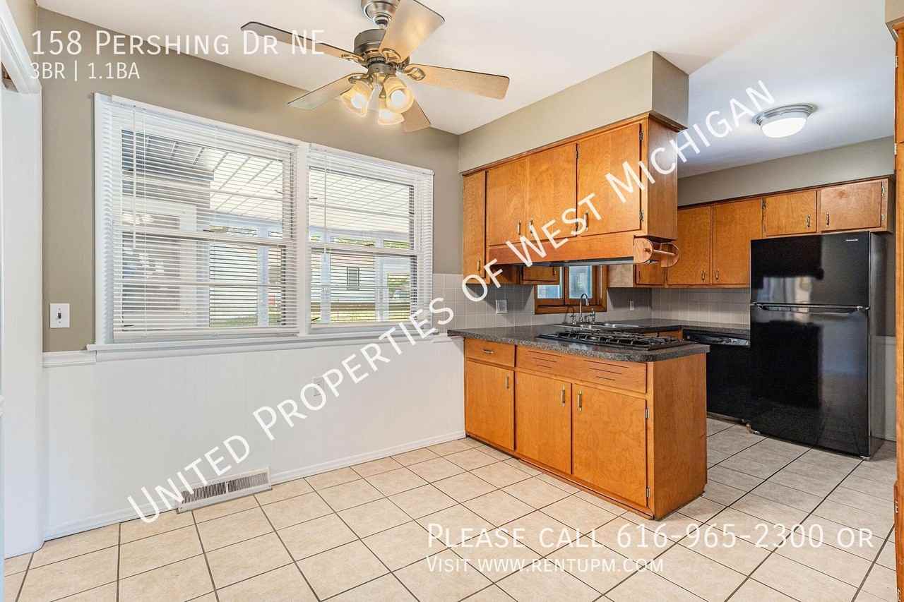 158 Pershing Dr Ne - Photo 4 of 19