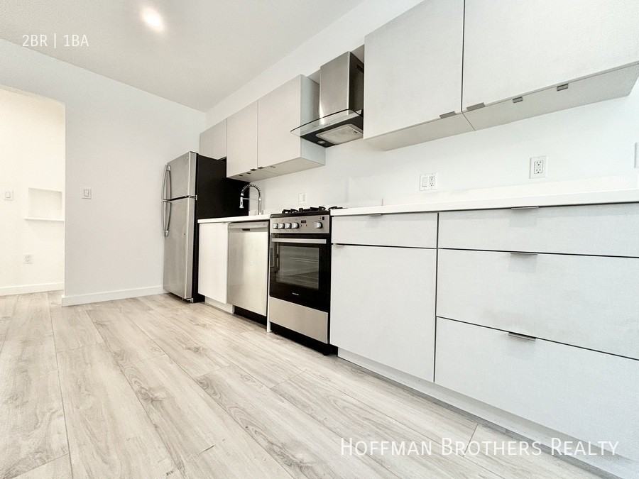566 N Kenmore Ave #3 - Photo 2 of 6