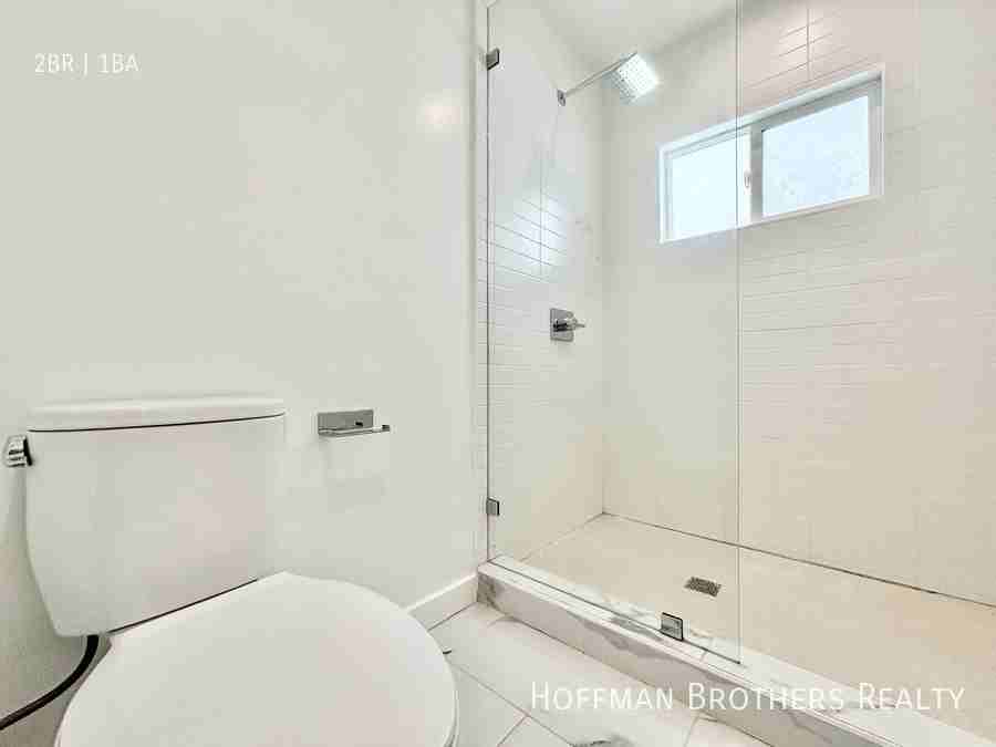 566 N Kenmore Ave #3 - Photo 4 of 6