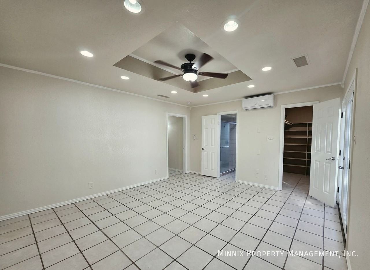812 W 30th St - Photo 3 of 20
