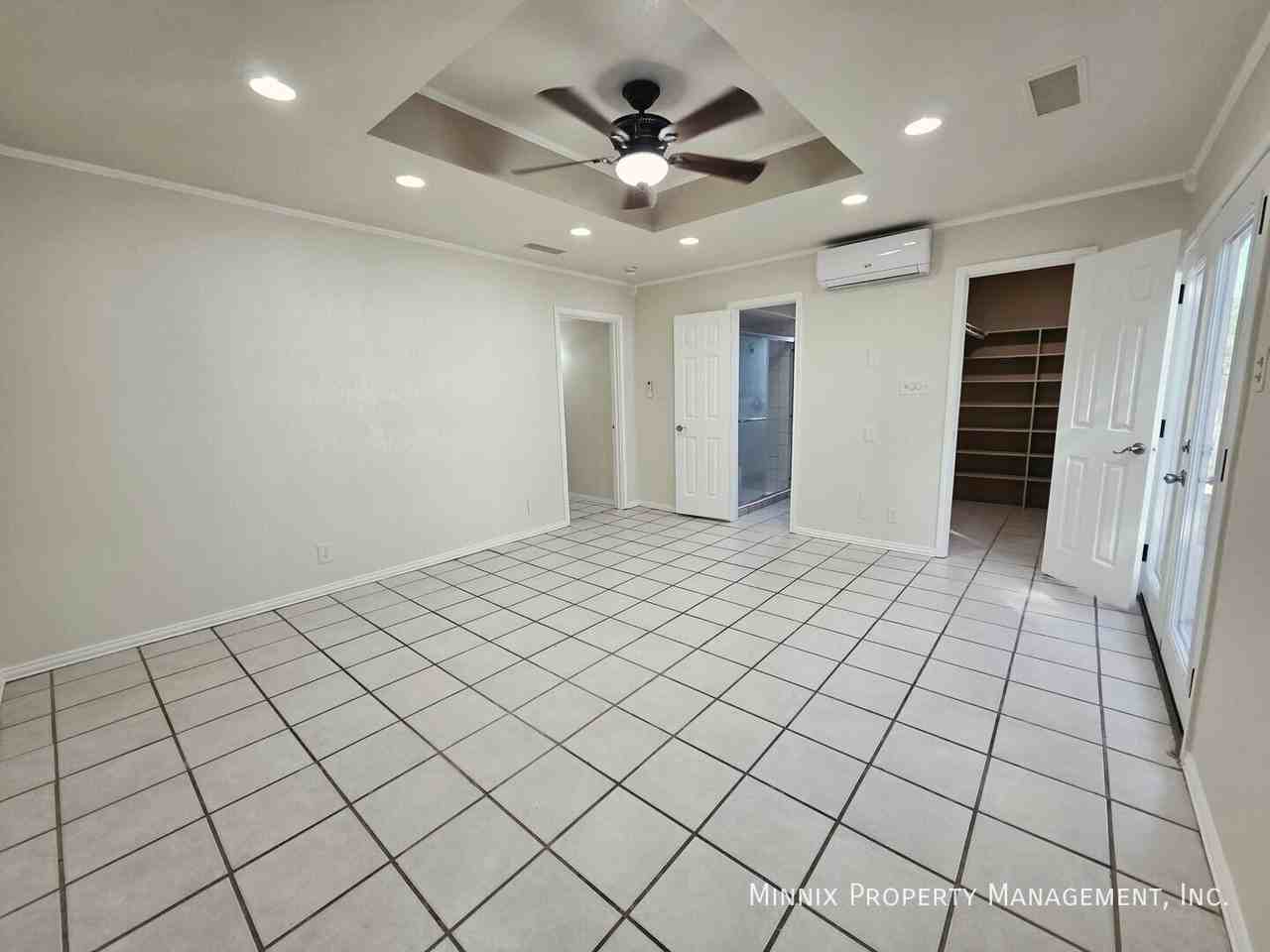 812 W 30th St - Photo 4 of 20