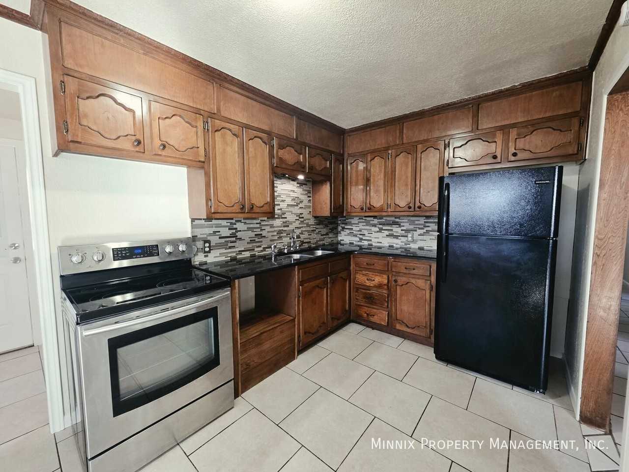 812 W 30th St - Photo 7 of 20