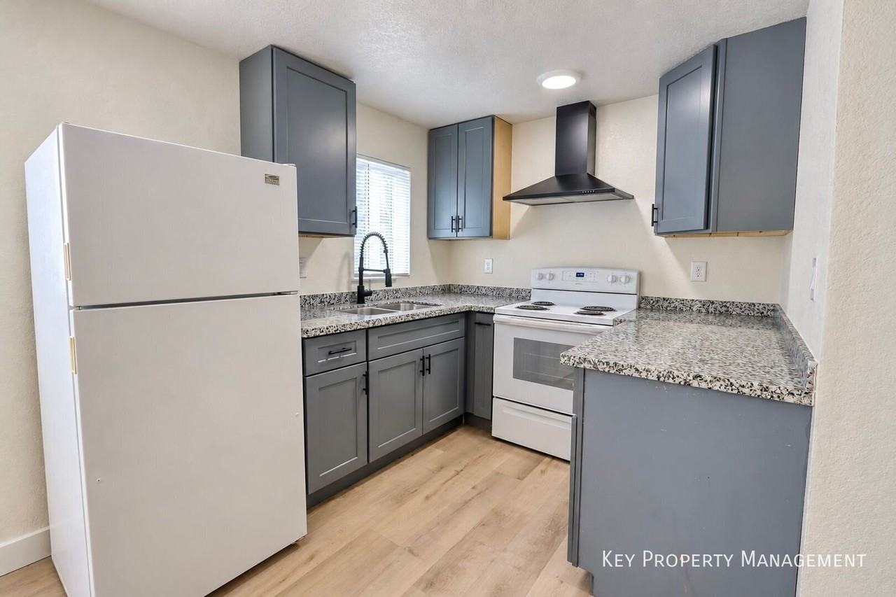 2030 Sunrise Ave #8 - Photo 5 of 11