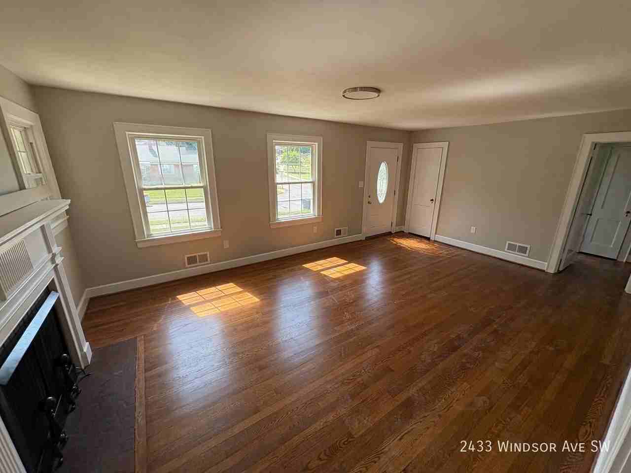 2433 Windsor Ave Sw - Photo 3 of 10