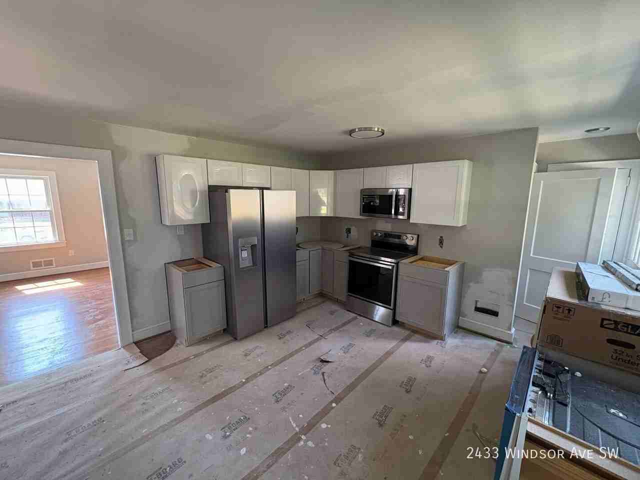 2433 Windsor Ave Sw - Photo 4 of 10