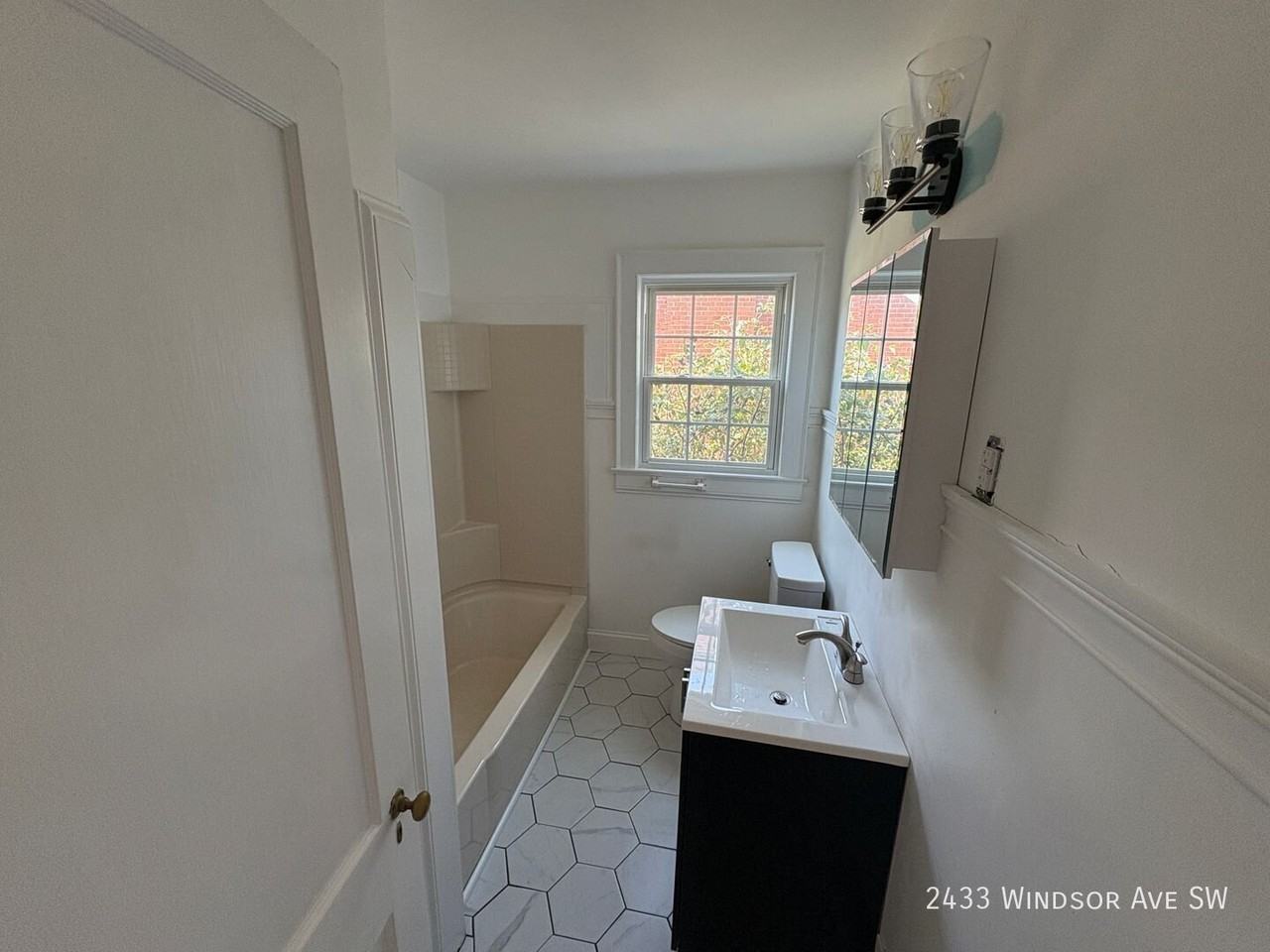 2433 Windsor Ave Sw - Photo 5 of 10