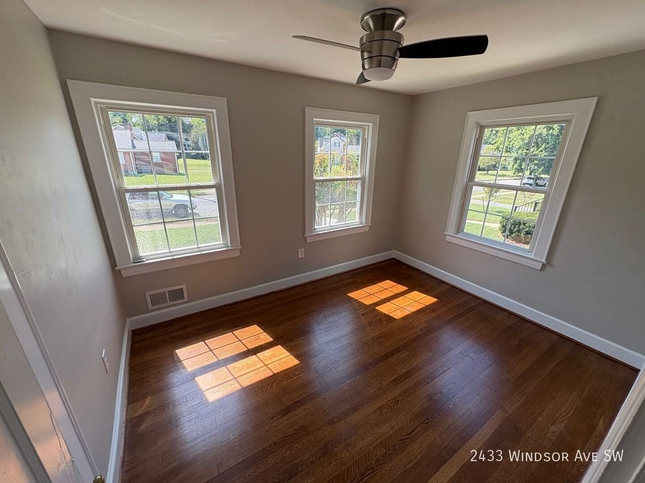 2433 Windsor Ave Sw - Photo 6 of 10