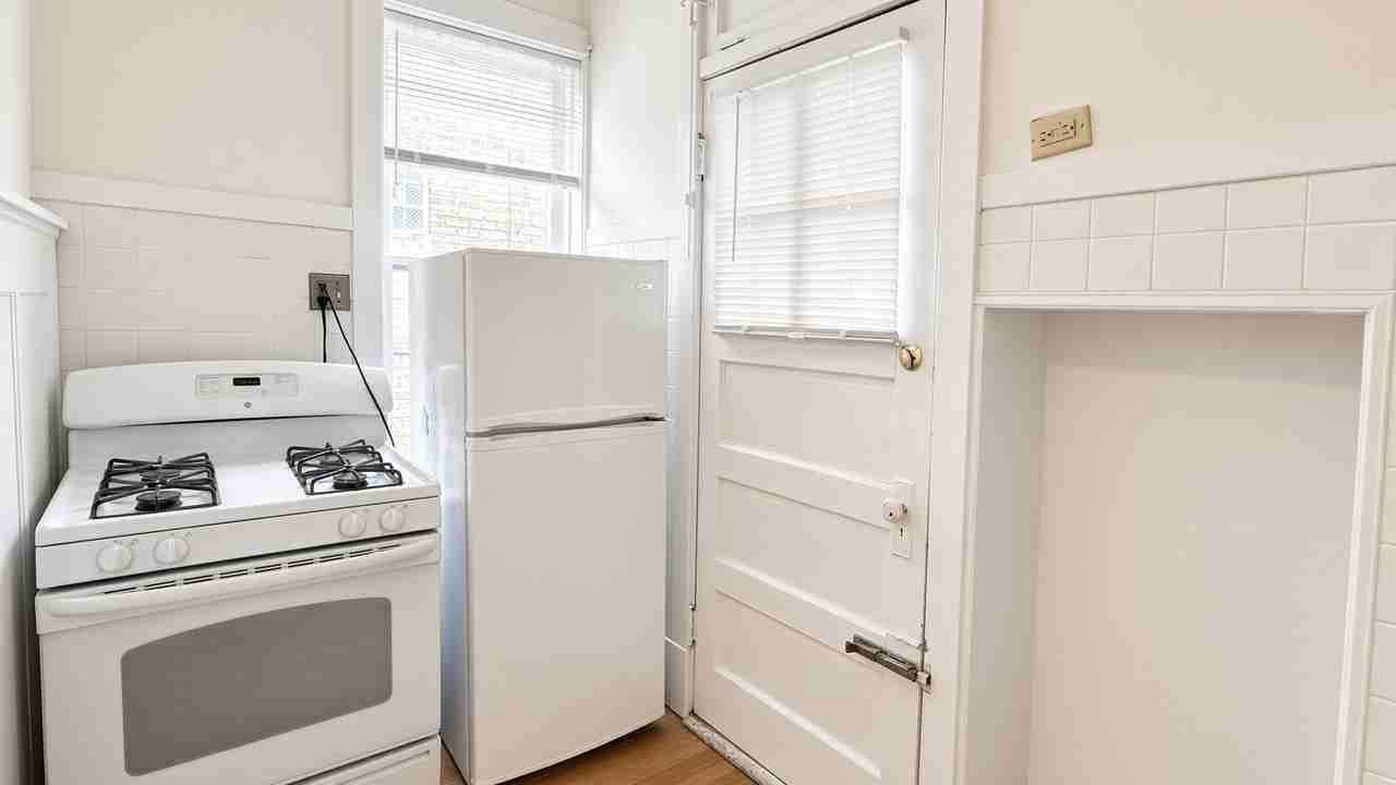 4623 N Rockwell St #3 - Photo 2 of 8