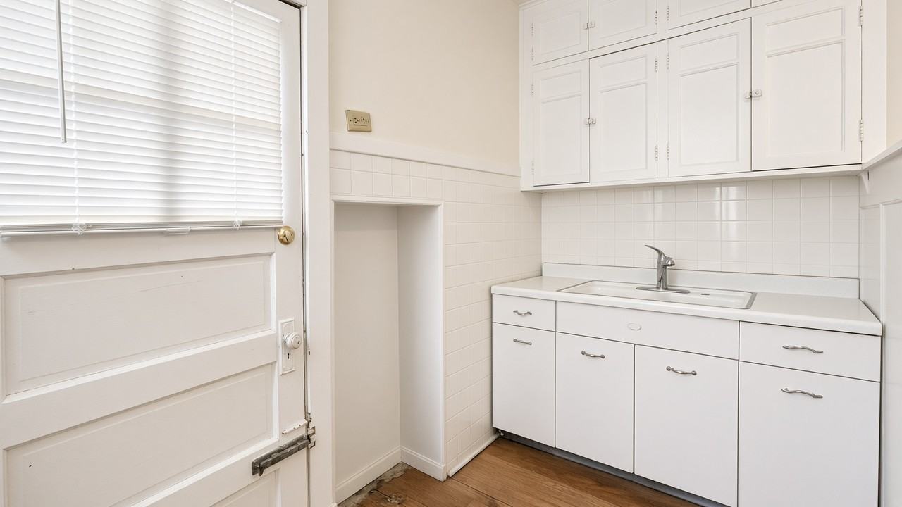 4623 N Rockwell St #3 - Photo 3 of 8