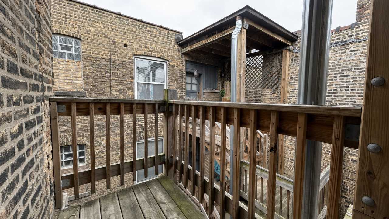 4623 N Rockwell St #3 - Photo 6 of 8