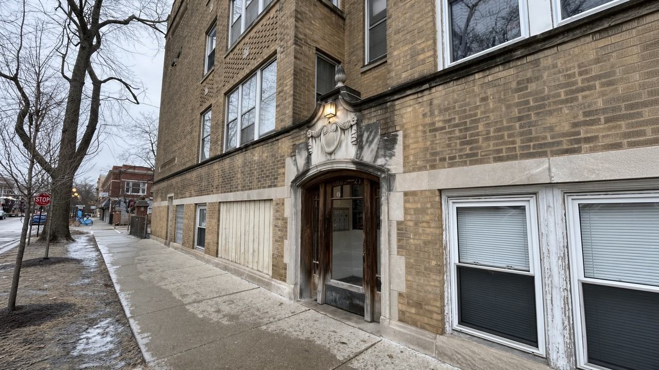 4623 N Rockwell St #3 - Photo 7 of 8