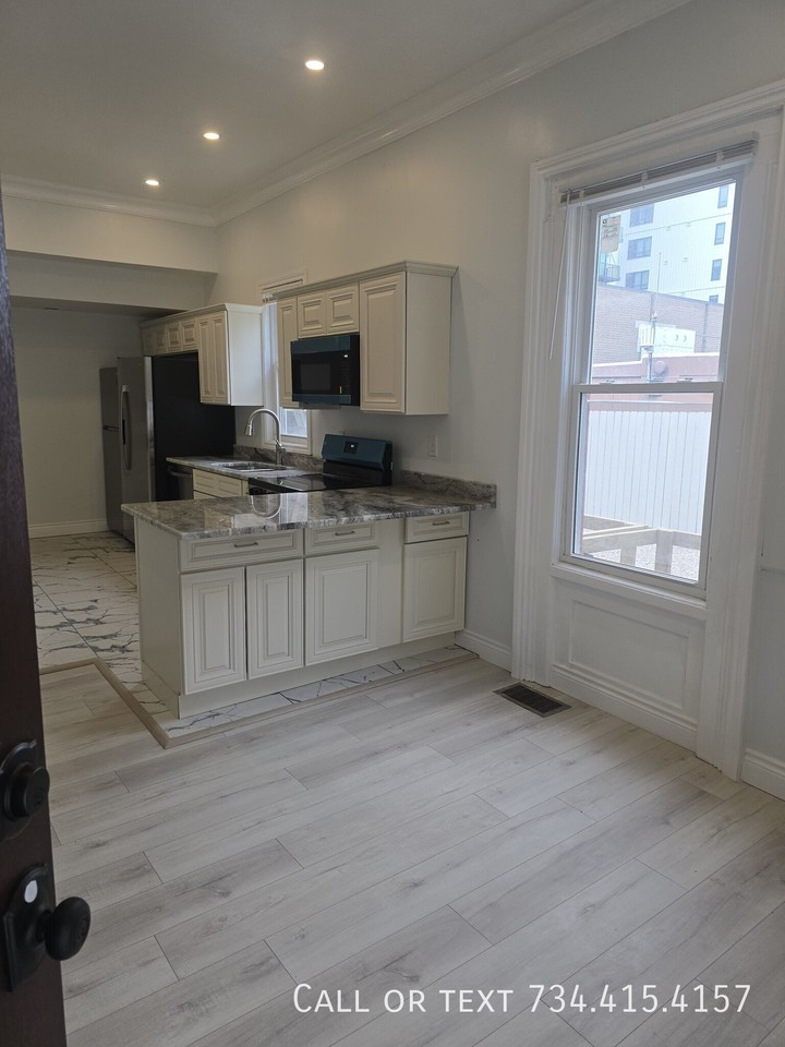 426 S 4th Ave #2 - Photo 3 of 25