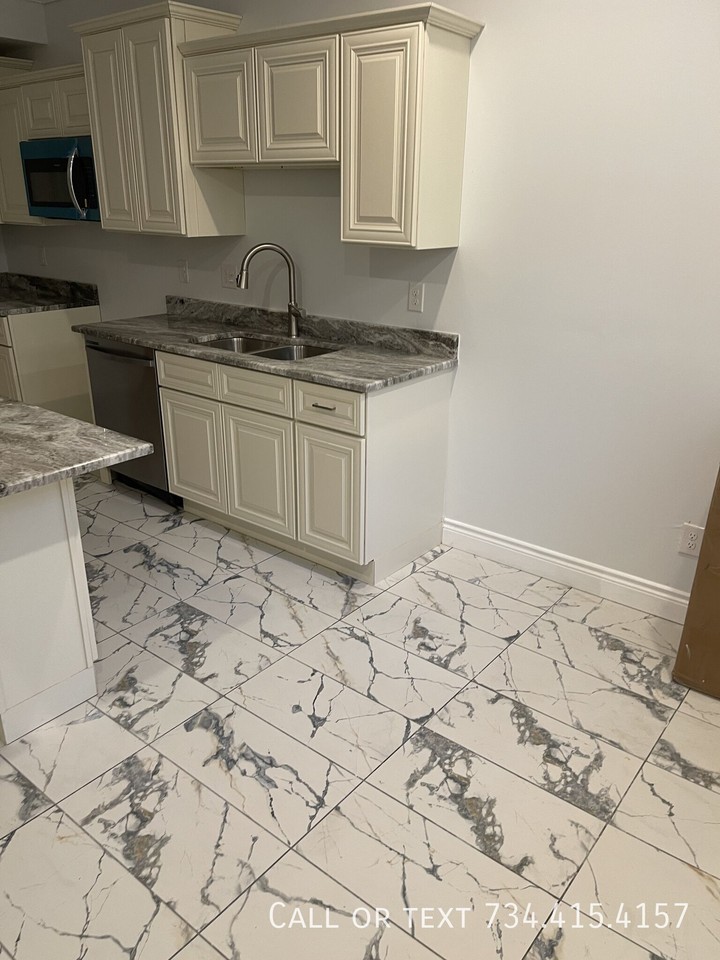 426 S 4th Ave #4 - Photo 3 of 25