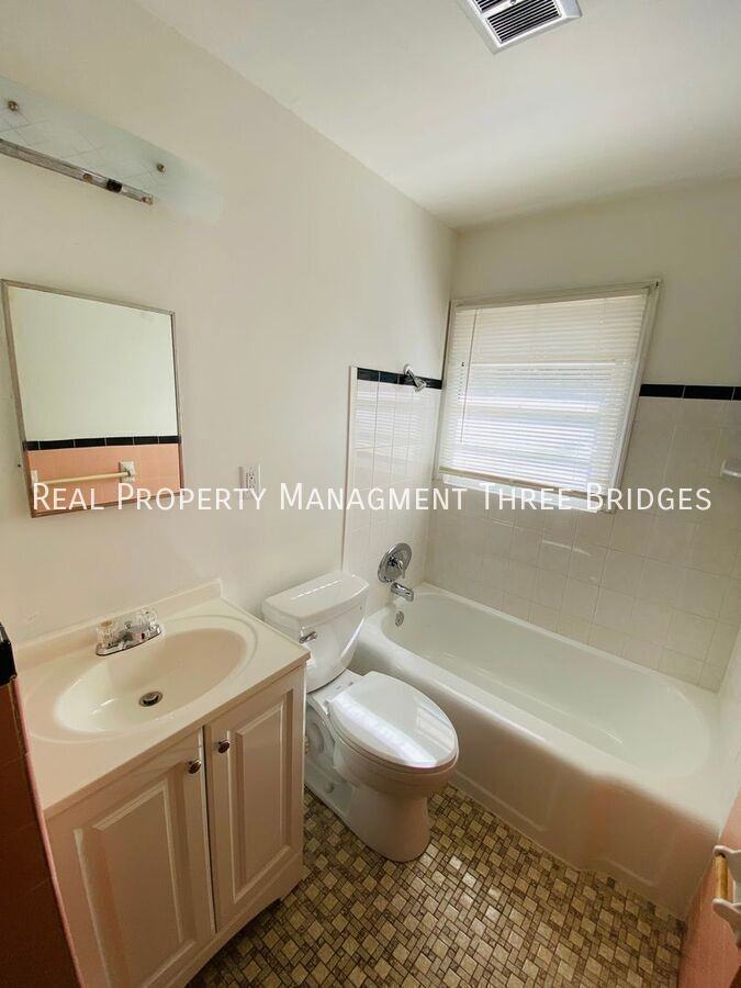 9 Regina Ct - Photo 4 of 17