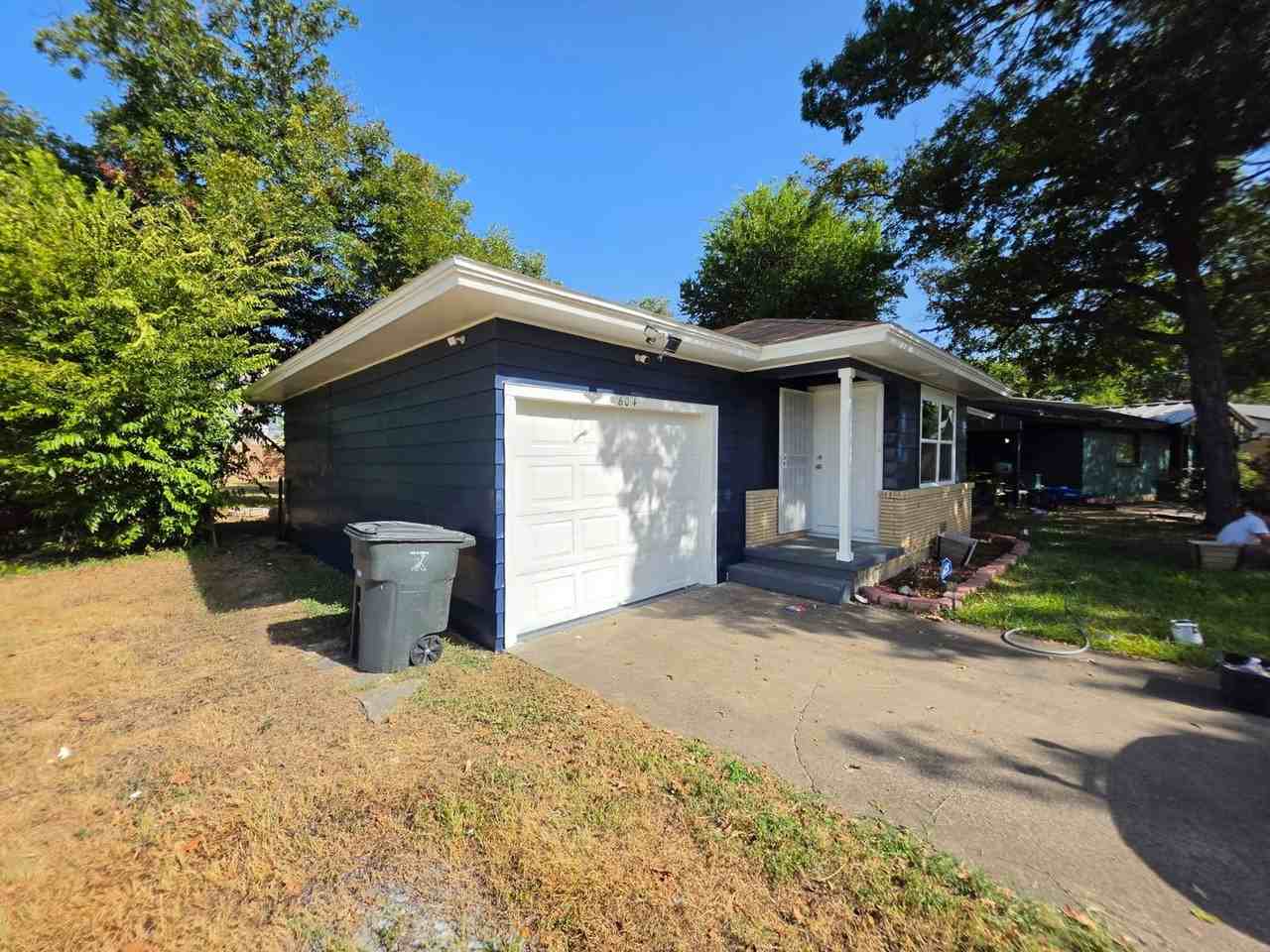 804 Alexander St - Photo 2 of 18