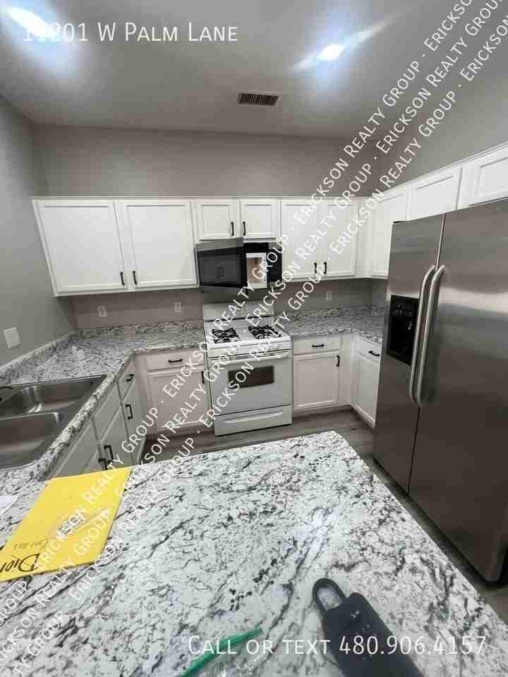 11201 W Palm Ln - Photo 3 of 17
