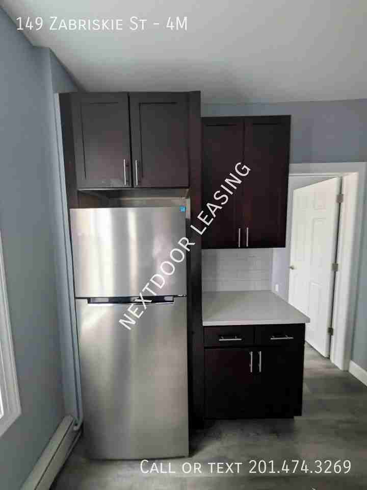 149 Zabriskie St #4M - Photo 2 of 5