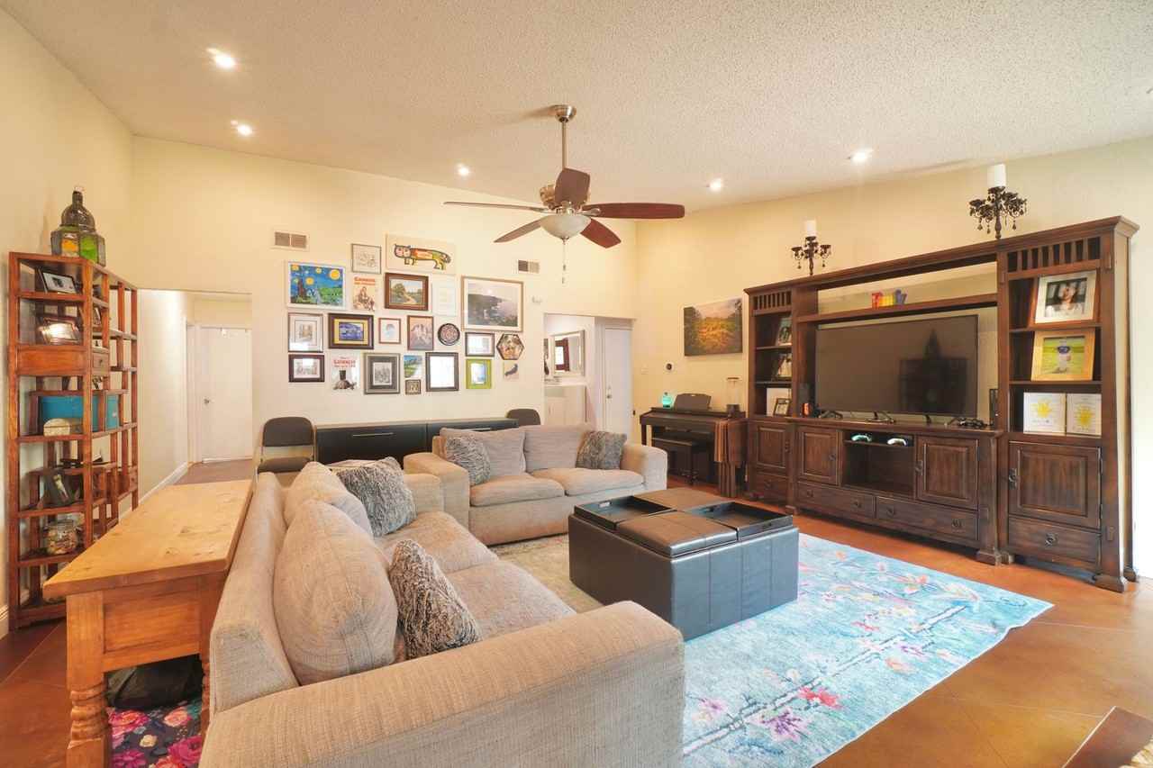 4600 Pelham Dr - Photo 4 of 35