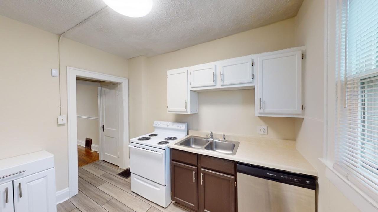 219 Clinton St - Photo 6 of 16