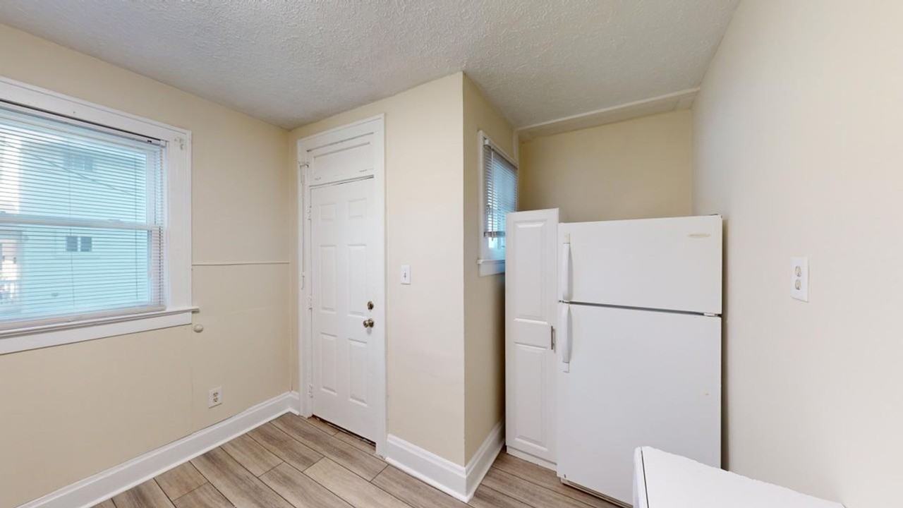 219 Clinton St - Photo 7 of 16