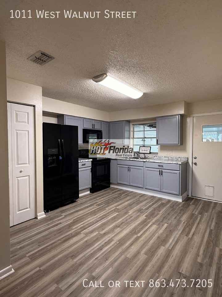 1011 W Walnut St - Photo 3 of 10