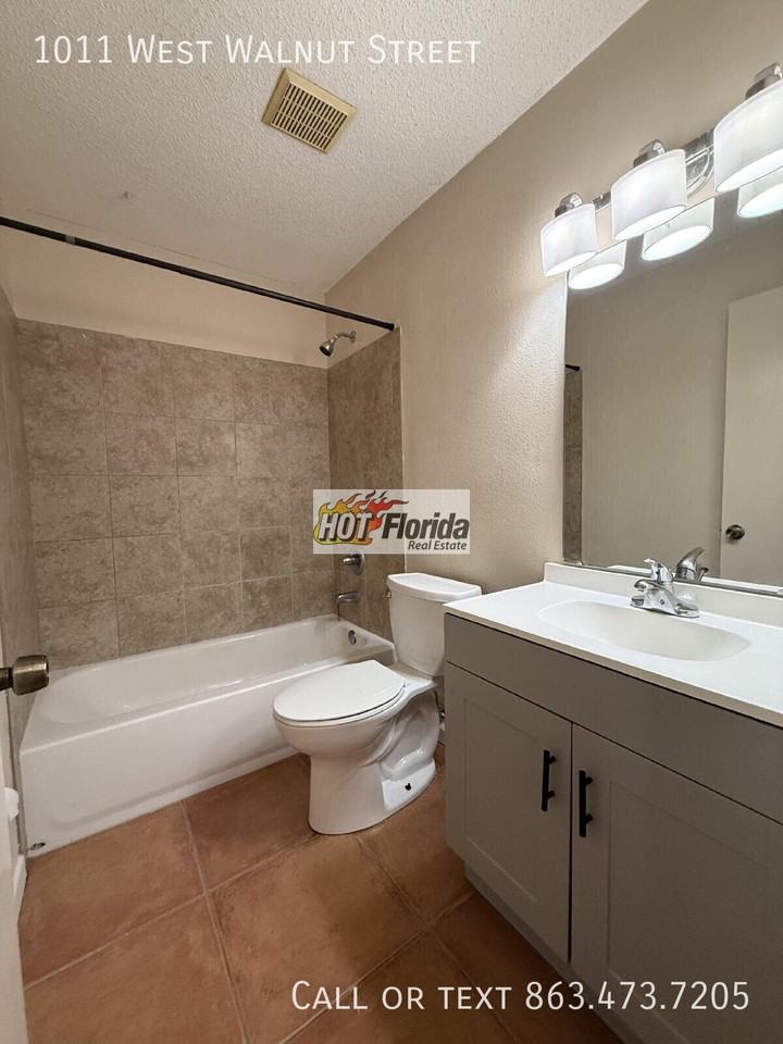 1011 W Walnut St - Photo 6 of 10