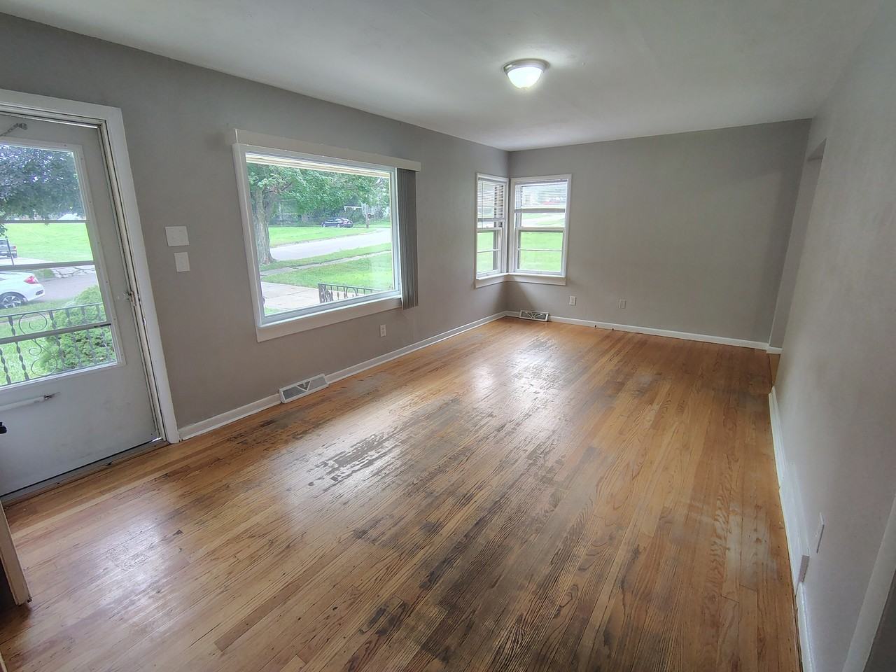 615 28th St - Photo 3 of 12