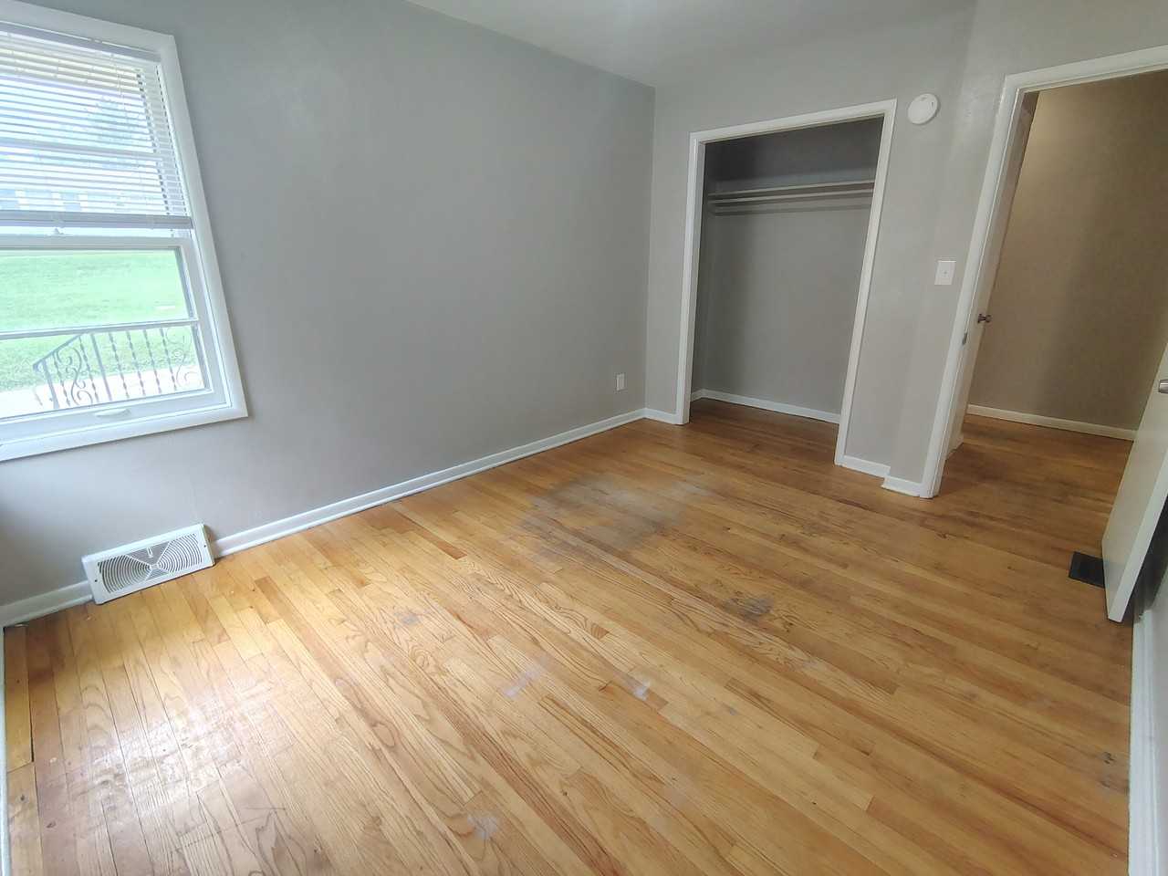 615 28th St - Photo 7 of 12