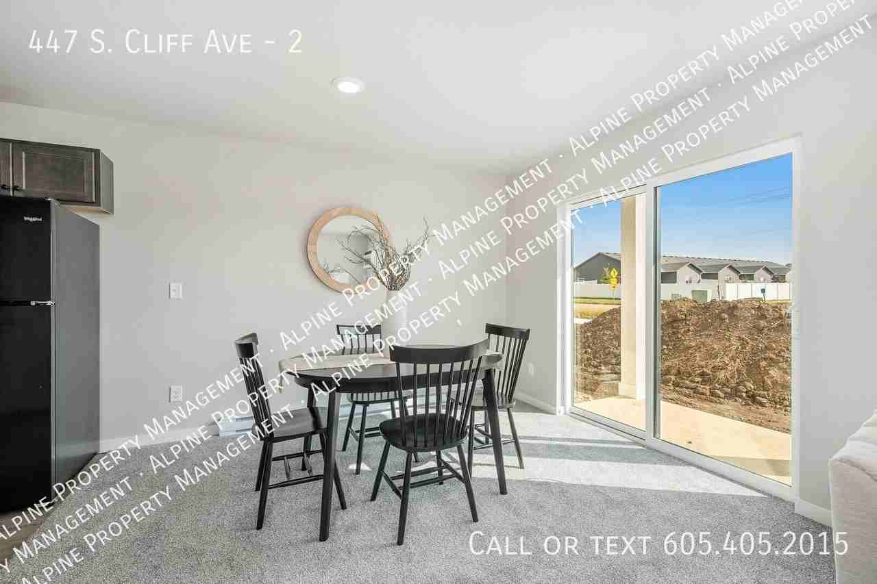 447 S Cliff Ave #2 - Photo 3 of 40
