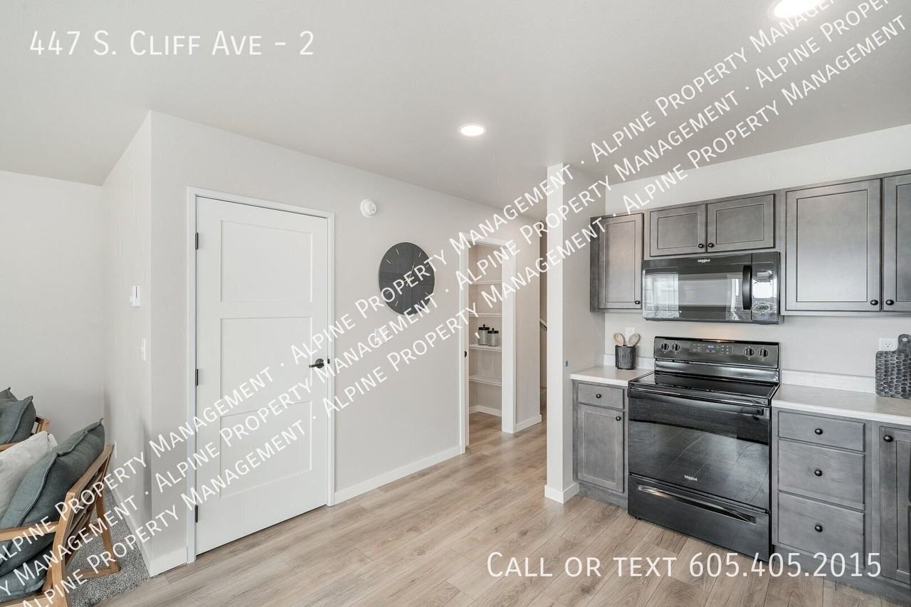 447 S Cliff Ave #2 - Photo 5 of 40